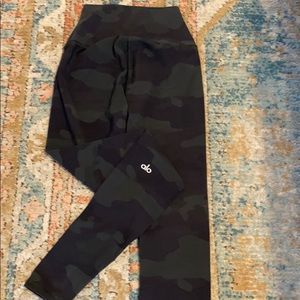 Alo Yoga Camouflage pants in XXS